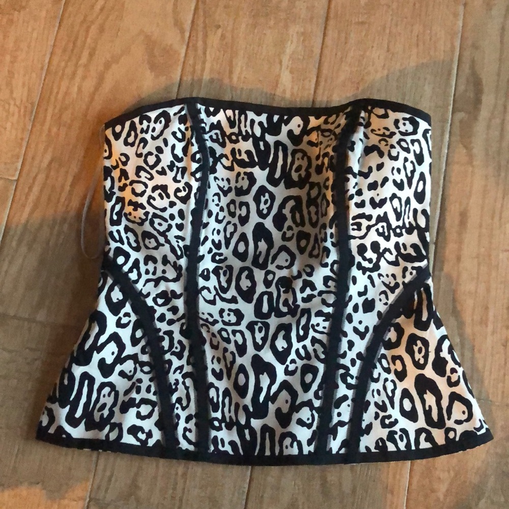 White House black market NWT size 4 top.